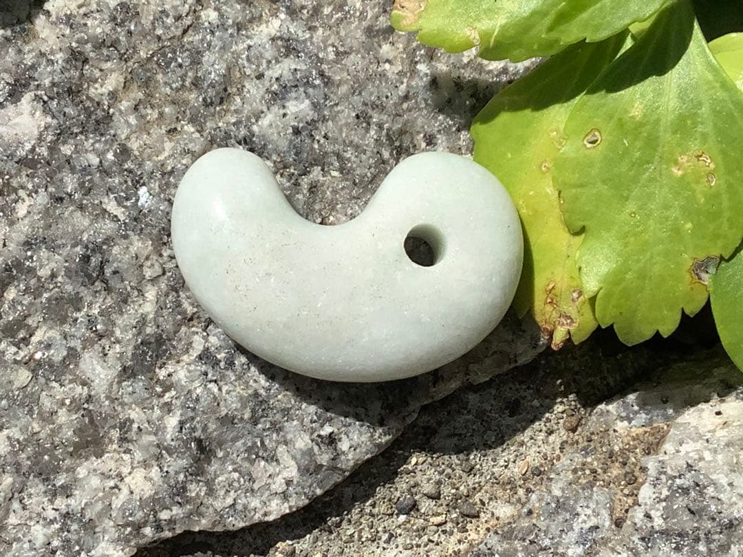 ✳ 20万円以上の品質‼️ 糸魚川翡翠勾玉　透過抜群　開運本物守護石　鑑別書付を‼️