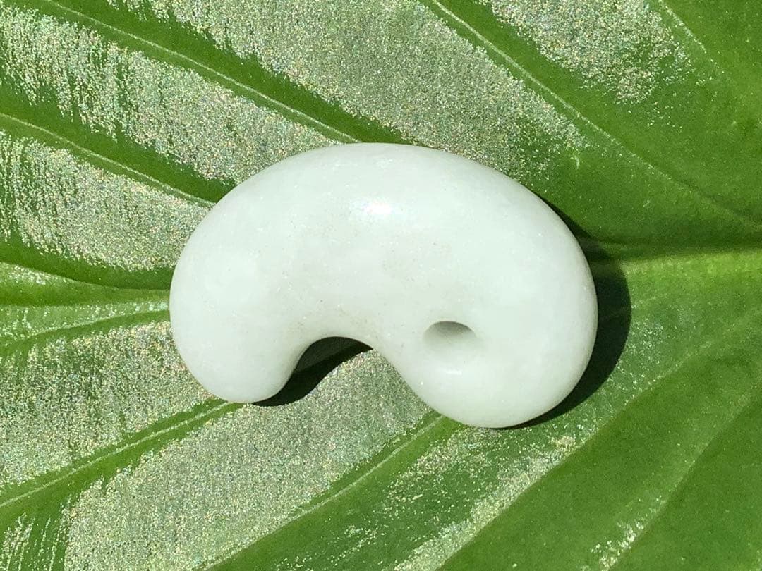 ✳ 20万円以上の品質‼️ 糸魚川翡翠勾玉　透過抜群　開運本物守護石　鑑別書付を‼️