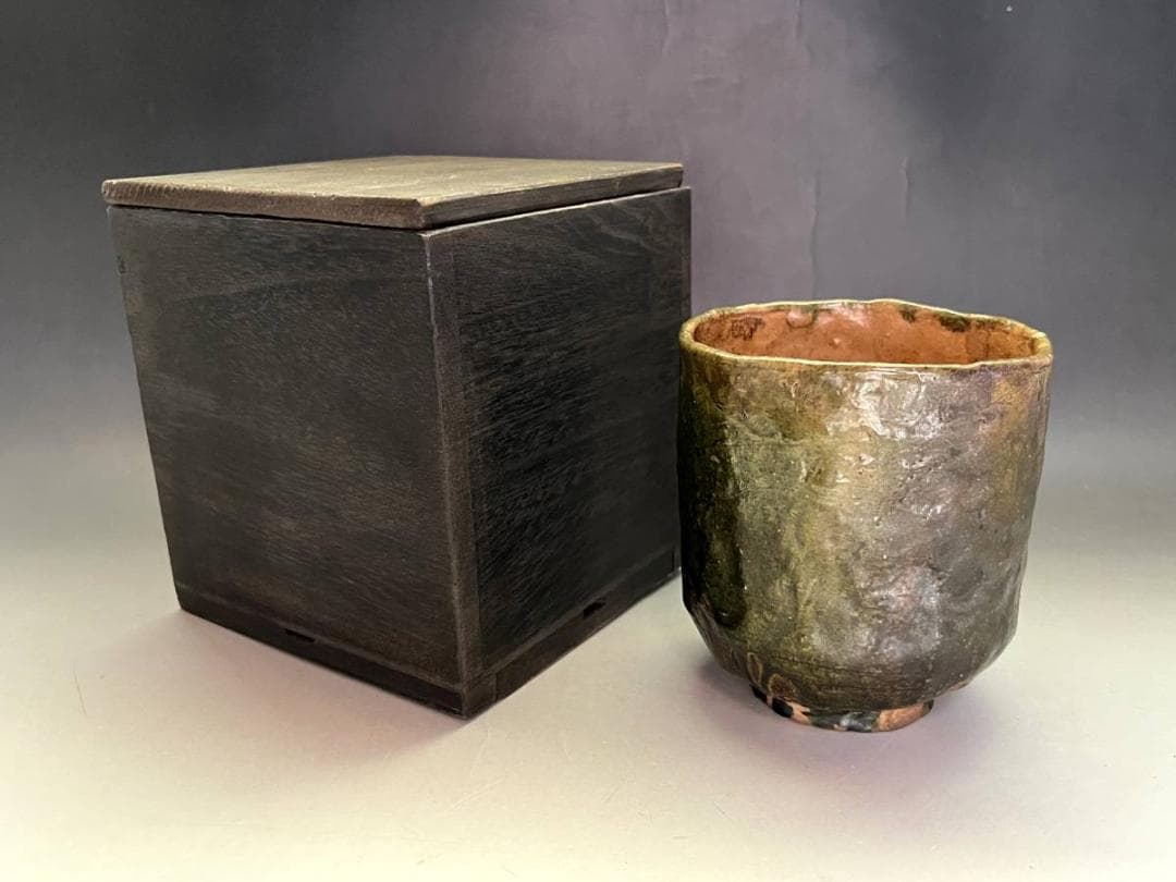 湯飲み■時代物 達摩図緑釉筒茶碗（江戸期）古織部 湯呑 箱入り 時代物 骨董品■