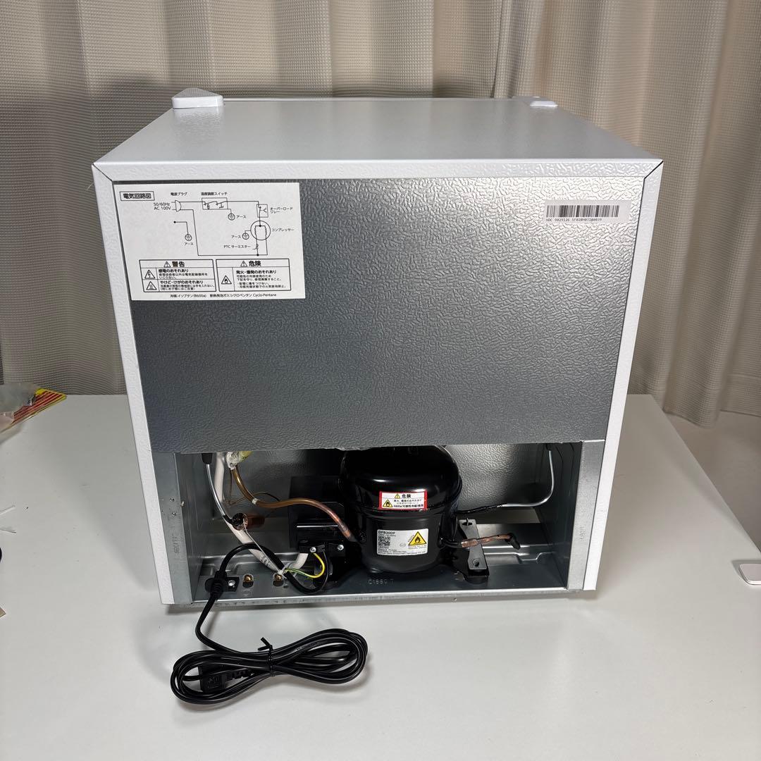 【ほぼ新品】アイリスオーヤマ　小型冷蔵庫　ホワイト　46L