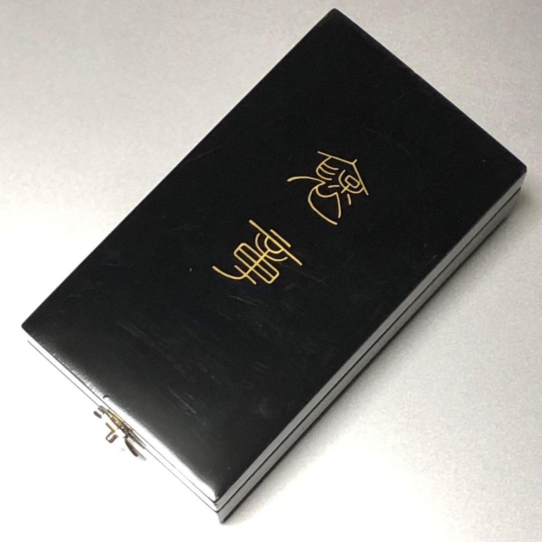 【送料無料】 日本国 勲章 記章 徽章 紺綬褒章 新型 現行版 箱 略綬無 銀製