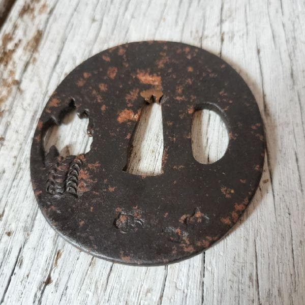 楕円 鉄地 金象嵌 百足図 鍔 変り笄穴 刀鍔 無銘 刀装具 太刀金具 日本刀