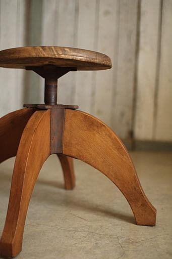 古い木製の回転丸椅子