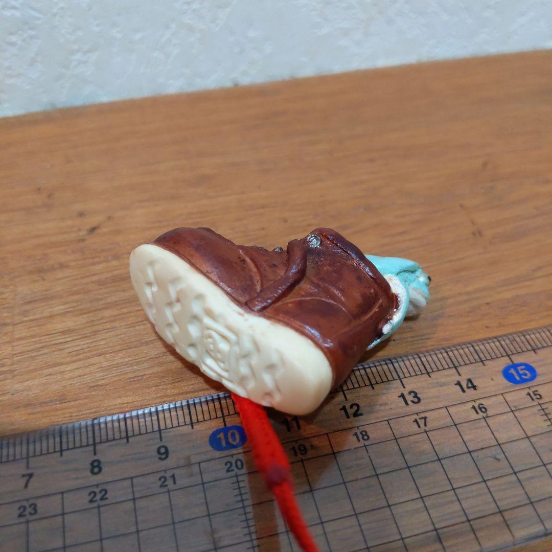 【おもちゃの靴に入って寛ぐイエアメガエル 根付】有名原型師製作品 手塗り一点物