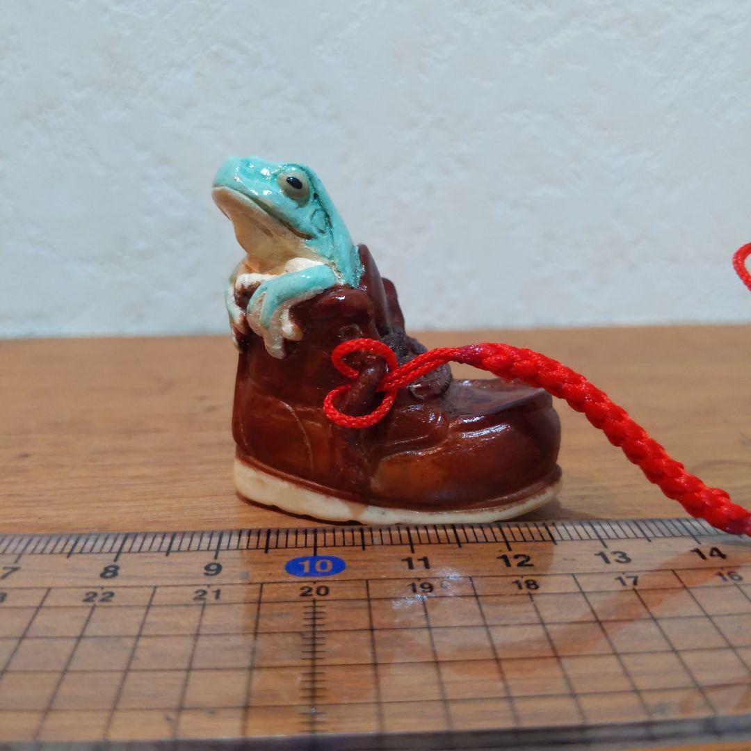 【おもちゃの靴に入って寛ぐイエアメガエル 根付】有名原型師製作品 手塗り一点物