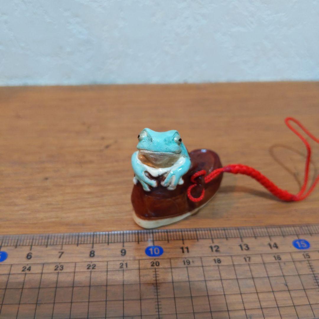 【おもちゃの靴に入って寛ぐイエアメガエル 根付】有名原型師製作品 手塗り一点物