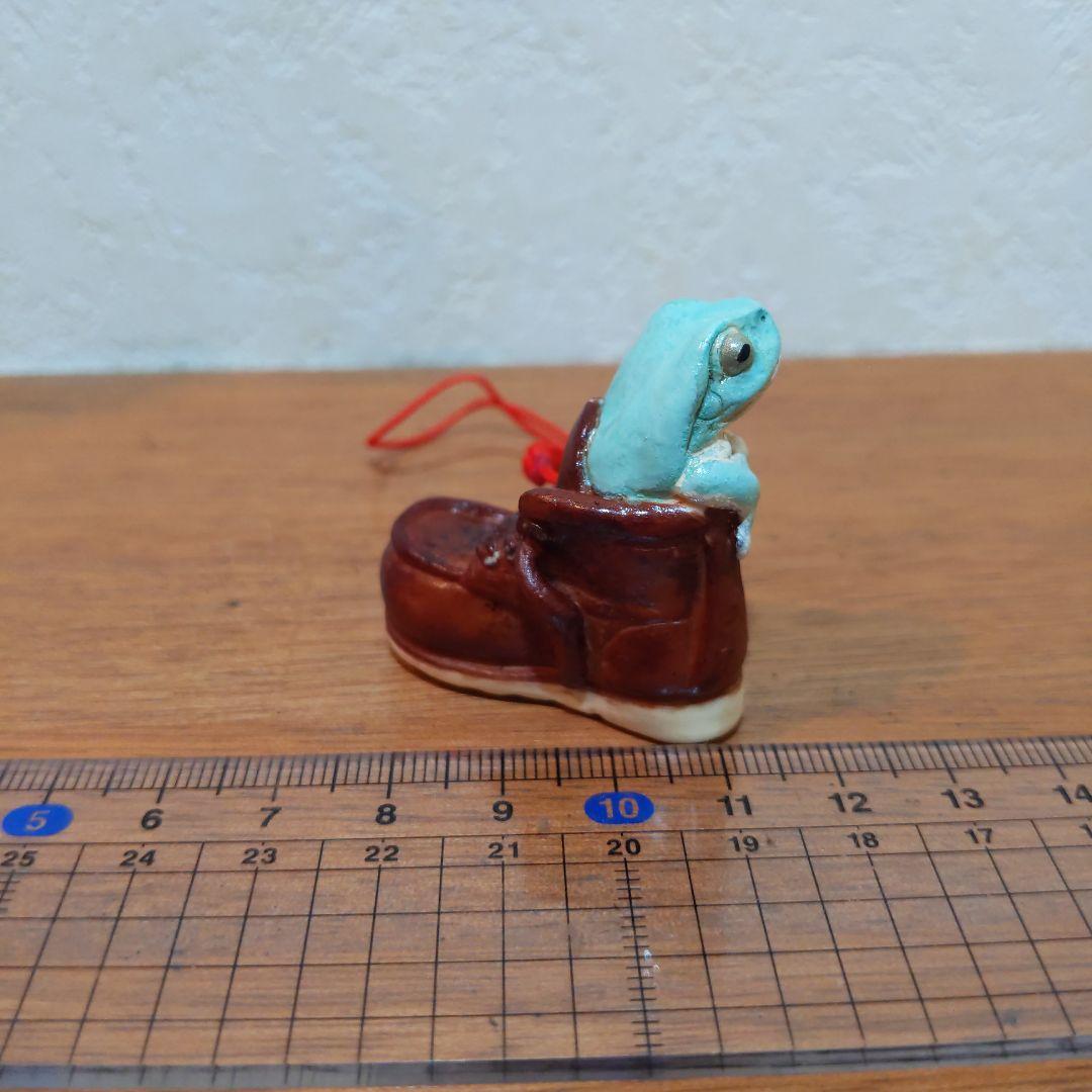 【おもちゃの靴に入って寛ぐイエアメガエル 根付】有名原型師製作品 手塗り一点物
