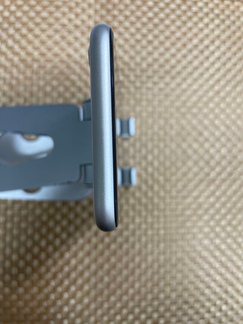 iPhone SE 第3世代 64 GB スターライトSIMフリー【8318】