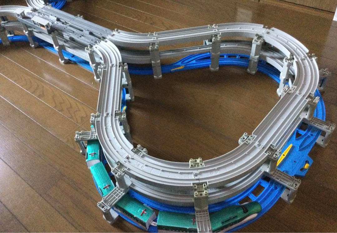 プラレール線路　アドバンス複線高架レイアウト　グレー色複線ブロック橋脚