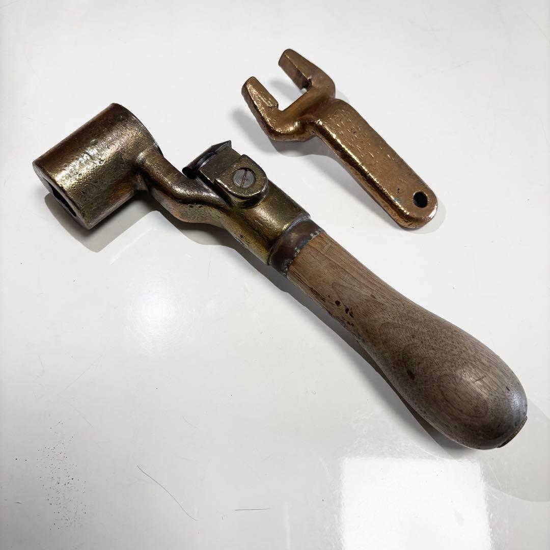 電車 ブレーキハンドルと工具