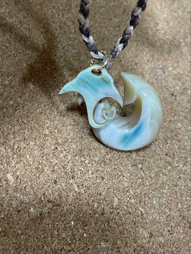 夜光貝ネックレス(ys24)マンタ　ボーンカービング、シェルカービング最終価格