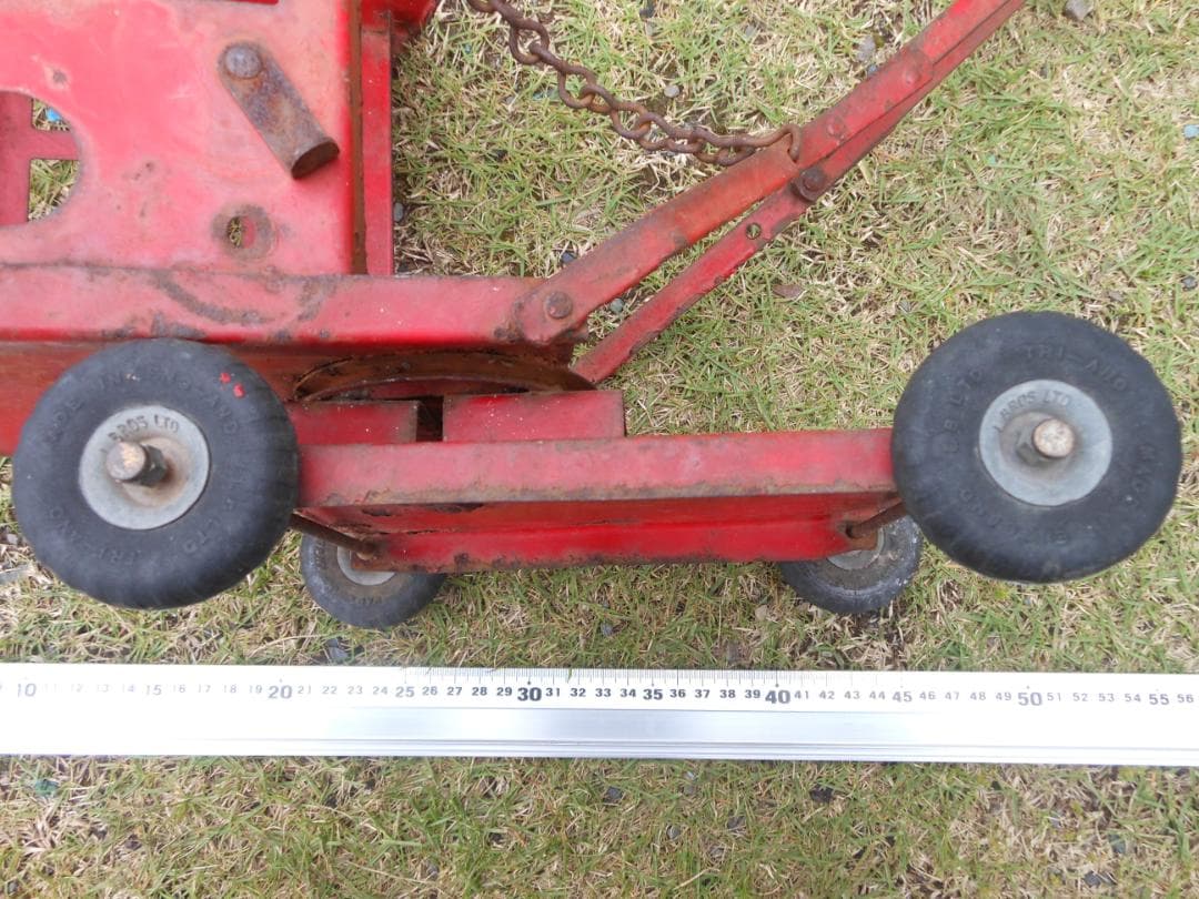 赤い トライアングクレーン　移動式クレーン　モバイルクレーン