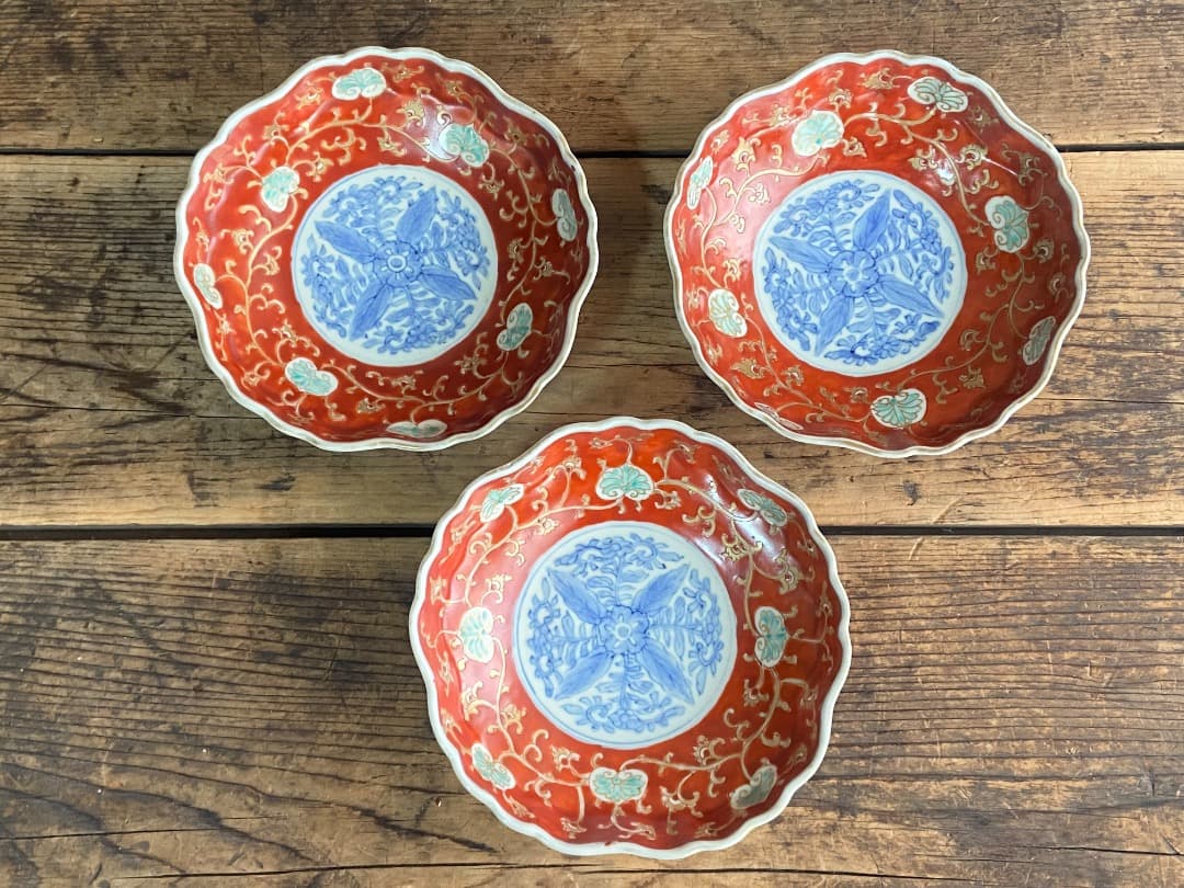 みぃちゃん様リクエスト 古伊万里 赤絵金彩オランダ唐草クルス文輪花皿 3客/染錦
