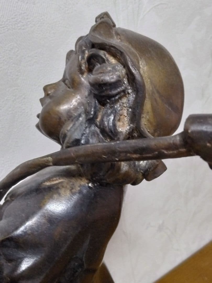 ブロンズ像　旗を持って行進する少女