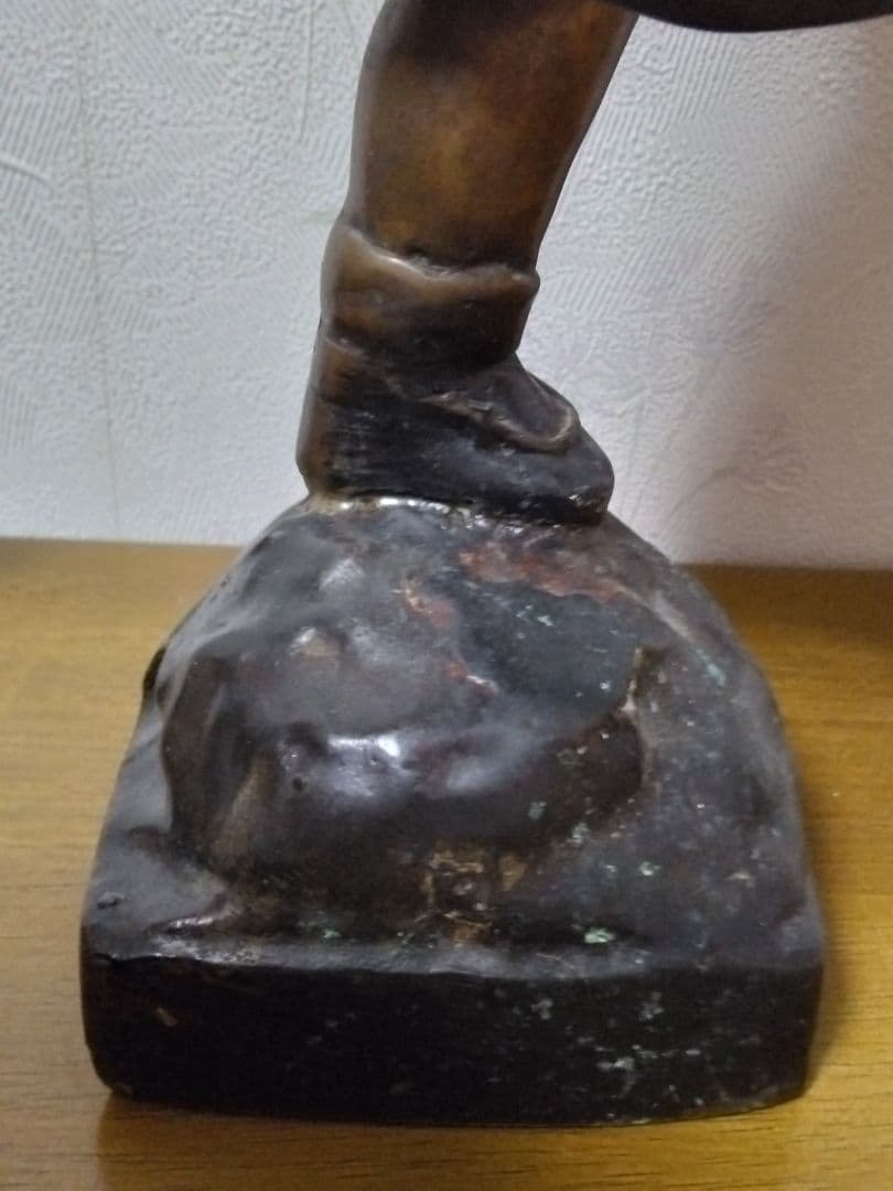 ブロンズ像　旗を持って行進する少女