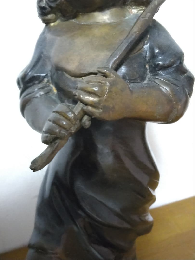 ブロンズ像　旗を持って行進する少女