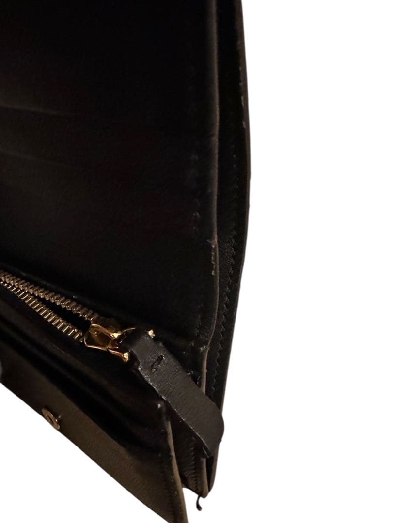 VALENTINO，ヴァレンティノガラヴァーニ 黒 レザー 二つ折り財布ブラック