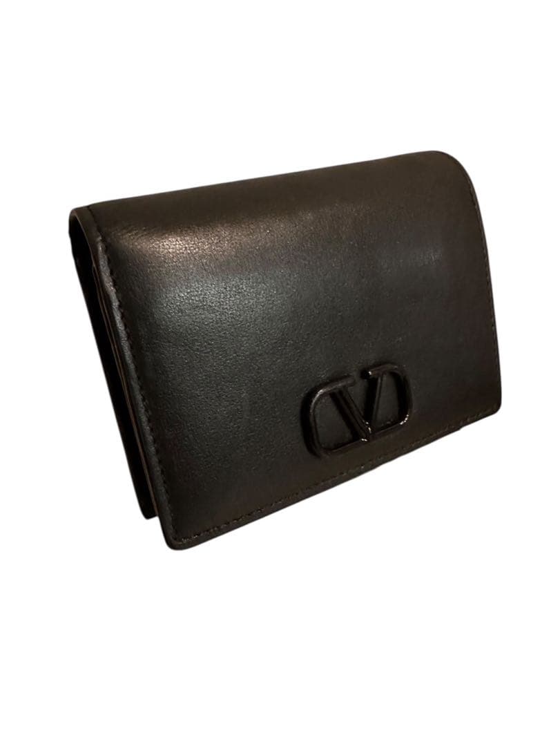 VALENTINO，ヴァレンティノガラヴァーニ 黒 レザー 二つ折り財布ブラック