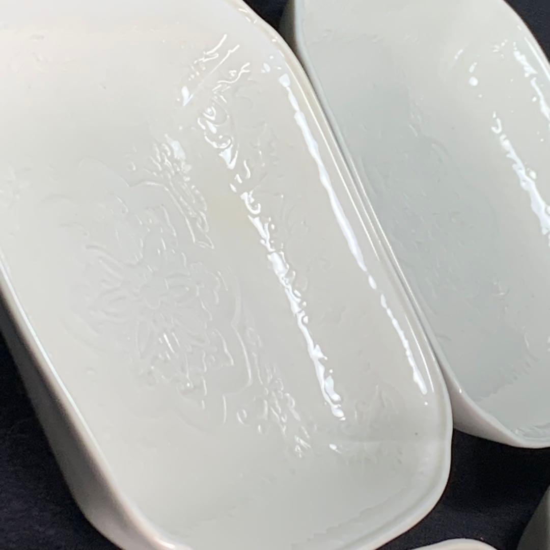 K542☆古い 愛媛 砥部焼 向井製 淡黄磁膾皿 5人前 陽刻 白磁 共箱付