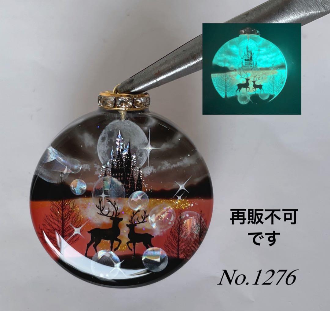 RUKURUKU/花火を眺める窓辺の親子キツネ　オルゴナイトキーホルダー