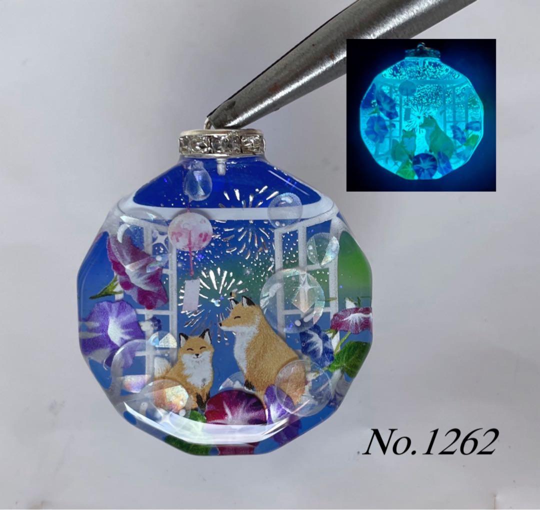 RUKURUKU/花火を眺める窓辺の親子キツネ　オルゴナイトキーホルダー