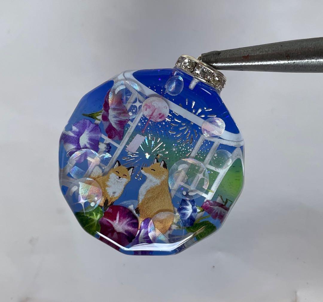 RUKURUKU/花火を眺める窓辺の親子キツネ　オルゴナイトキーホルダー