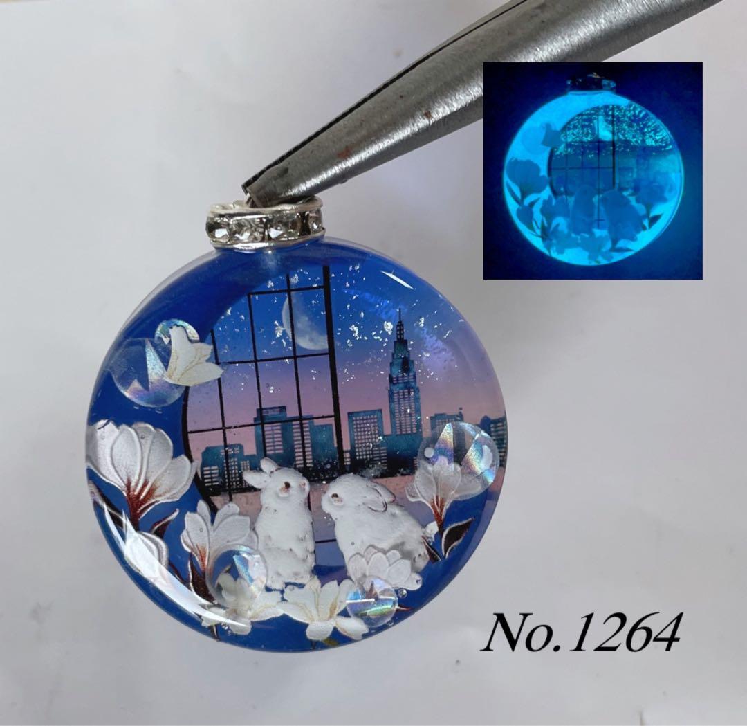 RUKURUKU/花火を眺める窓辺の親子キツネ　オルゴナイトキーホルダー