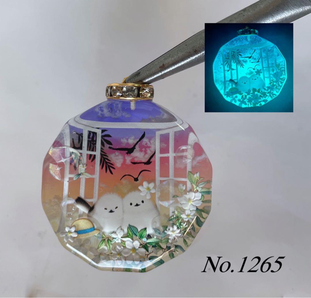 RUKURUKU/花火を眺める窓辺の親子キツネ　オルゴナイトキーホルダー