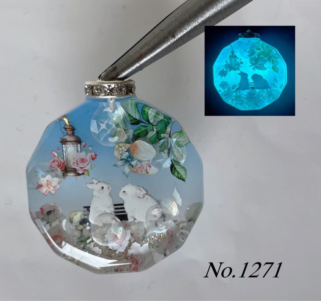 RUKURUKU/花火を眺める窓辺の親子キツネ　オルゴナイトキーホルダー