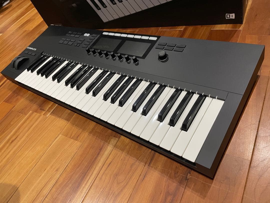 ①KOMPLETE KONTROL S49 MK2 ライセンス有