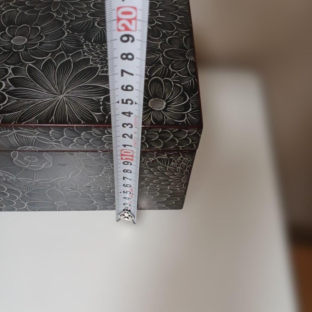 お茶道具、茶箱、銀漆花紋、輪島塗。蓋に補修の後あり、最後に、2枚写真あり。