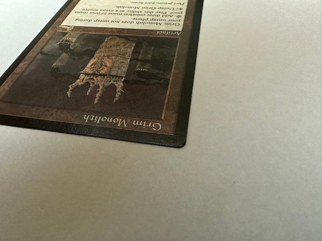 厳かなモノリス　英語　Grim Monolith