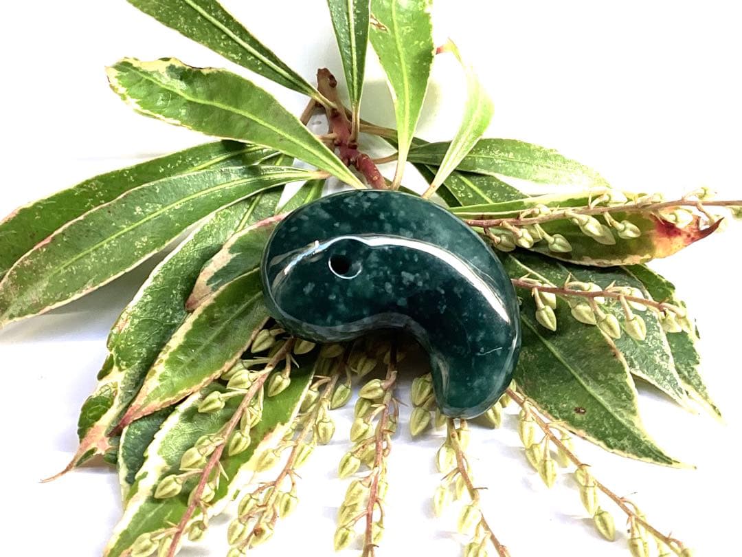 糸魚川翡翠コン沢青 勾玉　コレクションに‼️ 買って損無しの高額商品を　本物保証品