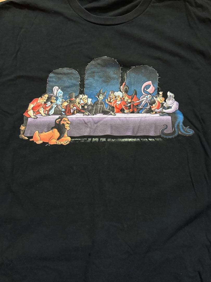 大*沢様 ディズニー ヴィランズ “最後の晩餐”モチーフ プリントTシャツ