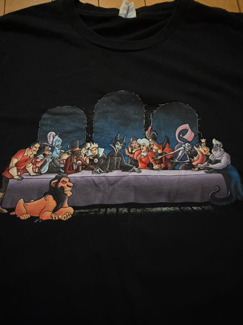 大*沢様 ディズニー ヴィランズ “最後の晩餐”モチーフ プリントTシャツ
