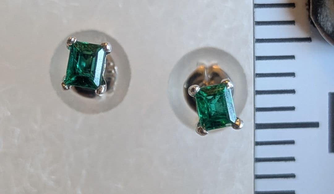 【ピピン】エメラルド エメラルドカット スタッドピアス