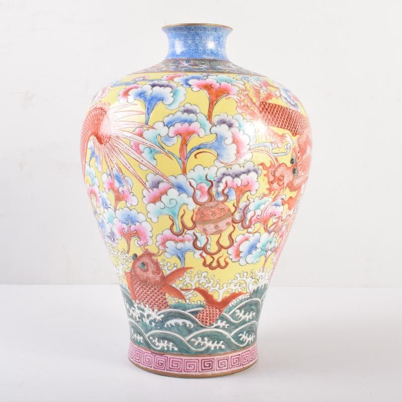 中国　大清乾隆年製　粉彩　雲龍花草魚文瓶　梅瓶　C　7020A