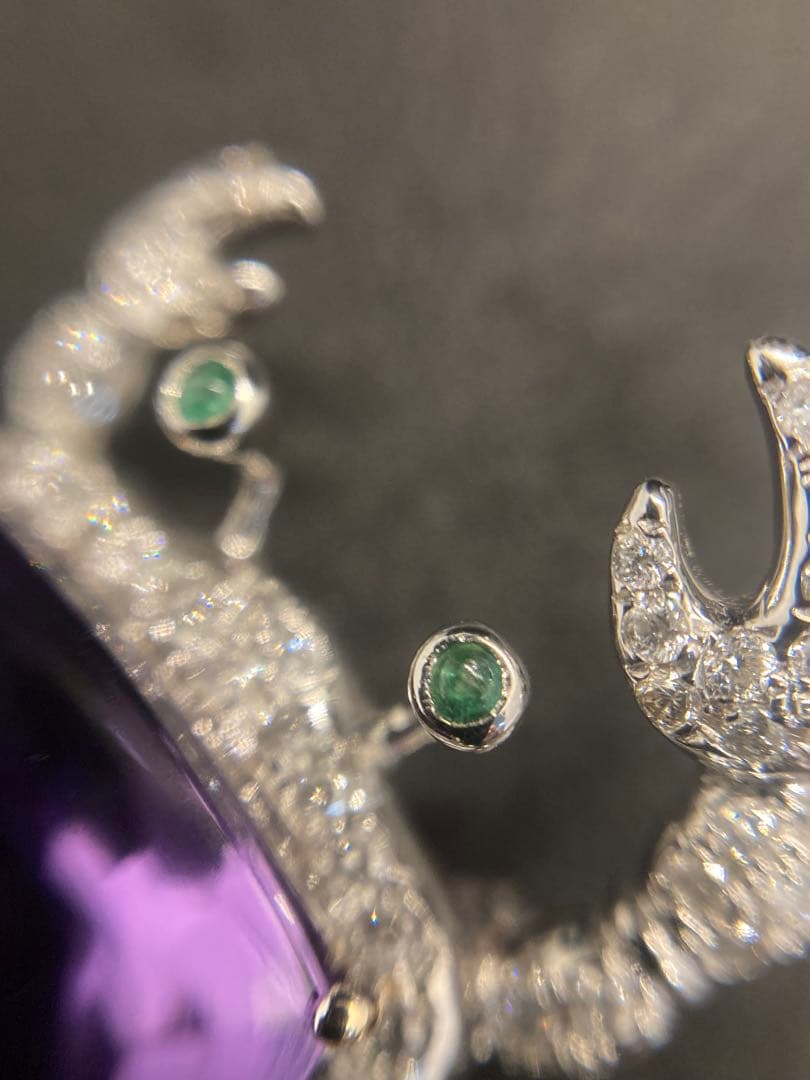 K18WG ダイヤ 蟹モチーフ ブローチ エメラルド アメジスト