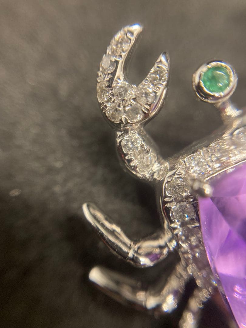 K18WG ダイヤ 蟹モチーフ ブローチ エメラルド アメジスト
