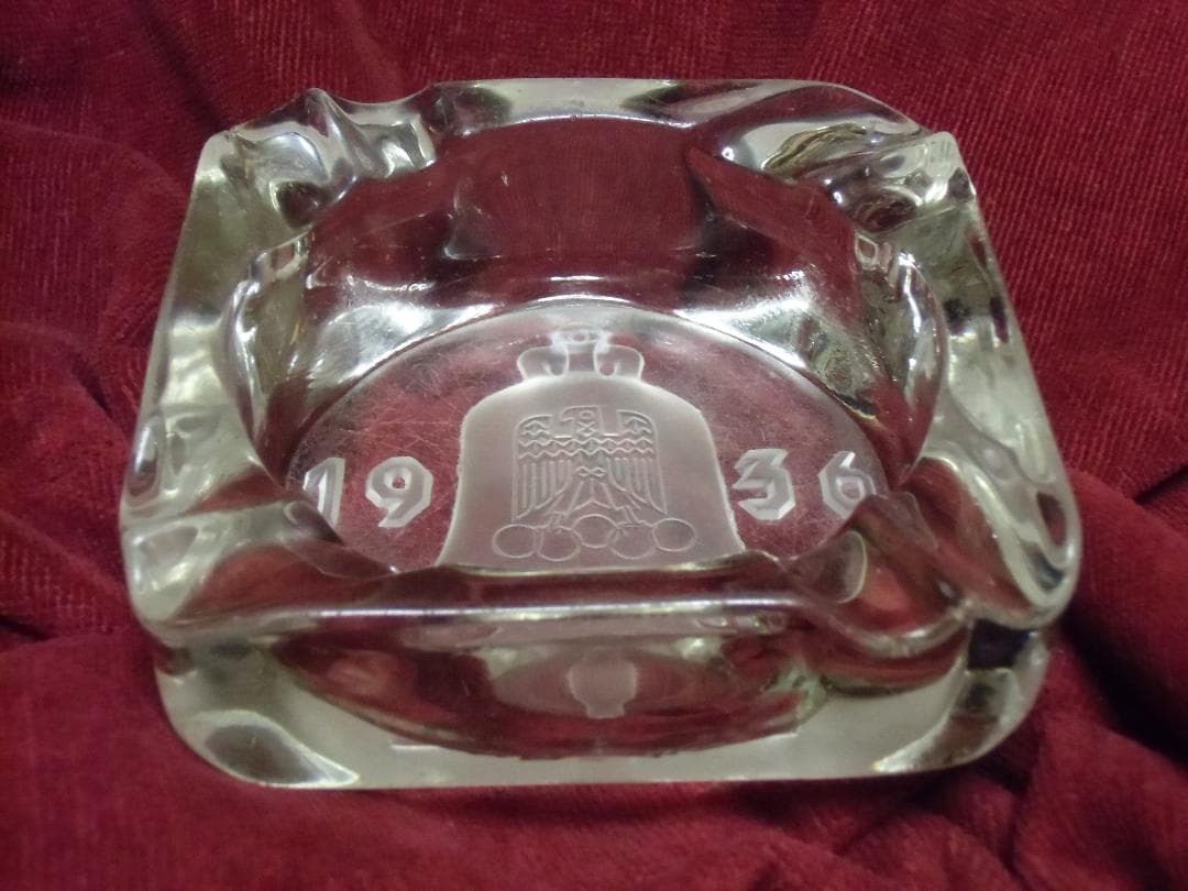 ⊞ドイツ軍＊ベルリンオリンピック＊型押しガラス灰皿（実物）