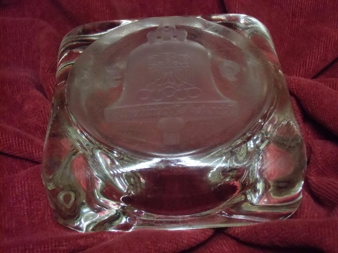 ⊞ドイツ軍＊ベルリンオリンピック＊型押しガラス灰皿（実物）