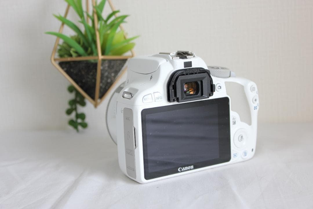 Canon Kiss X7 ホワイト 標準ズームセット 一眼レフカメラ