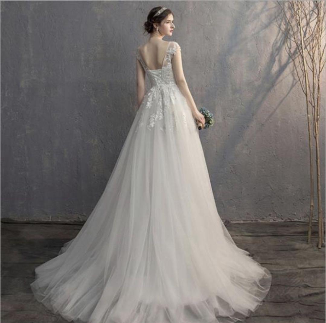 【新品未使用】ホワイト オフショルウェディングドレス(ティアラ•ジュエリー付き)