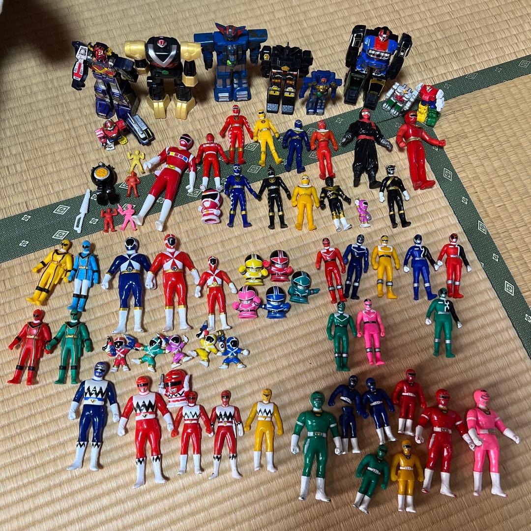 戦隊ヒーローフィギュアとロボットセット