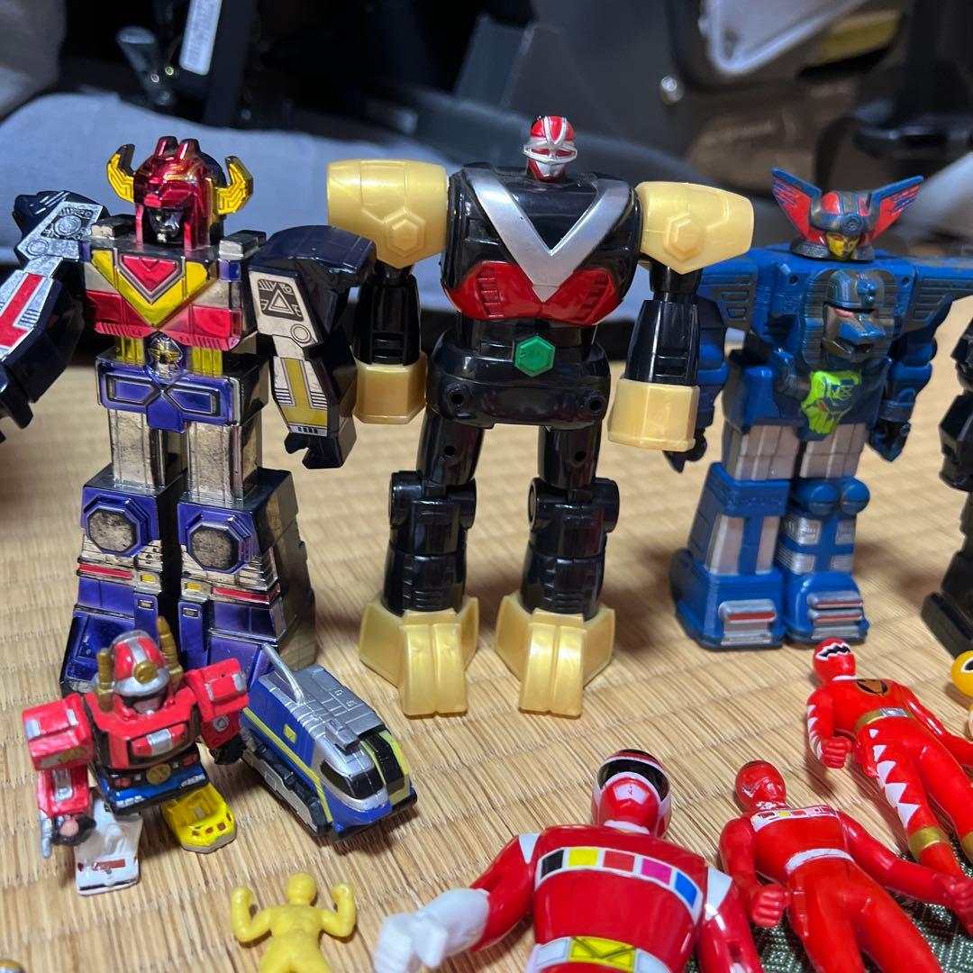 戦隊ヒーローフィギュアとロボットセット