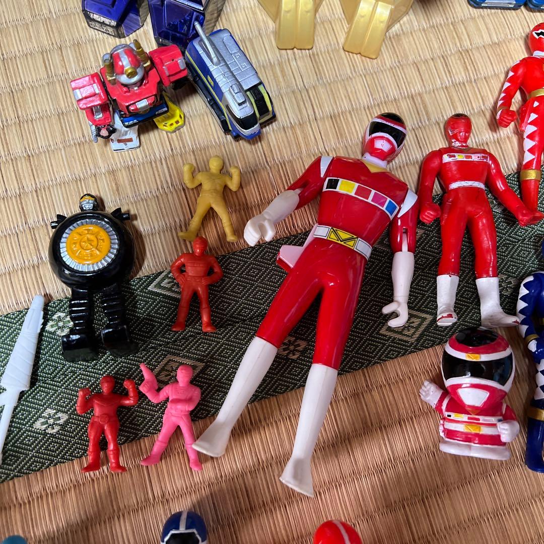 戦隊ヒーローフィギュアとロボットセット