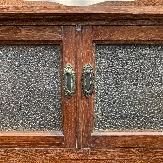 昭和の時代に作られたレトロなコーナーキャビネット