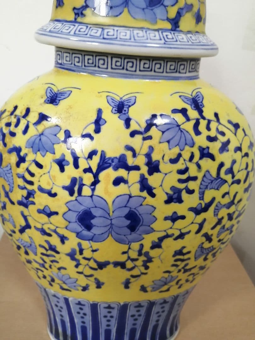 花瓶 康熙年製 黄釉青華 獅子蓋付き唐草花蝶柄 壺