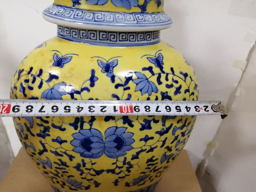 花瓶 康熙年製 黄釉青華 獅子蓋付き唐草花蝶柄 壺