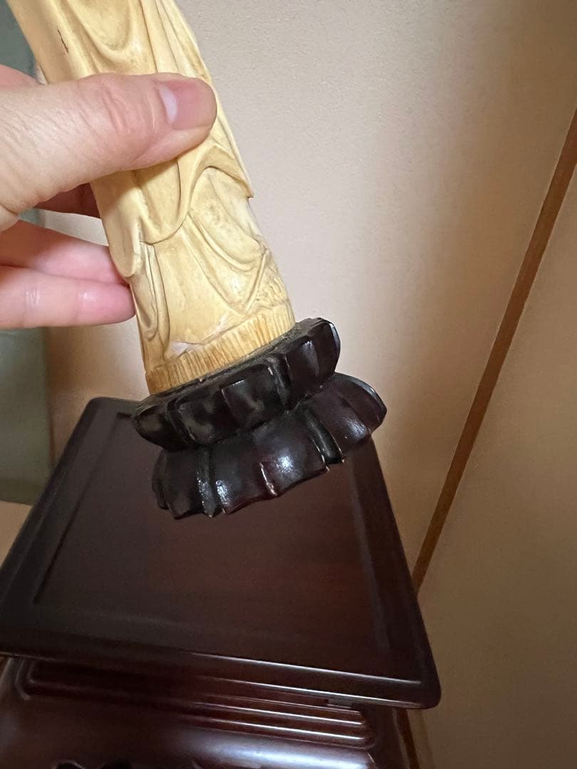 観音像 黒色台座付き